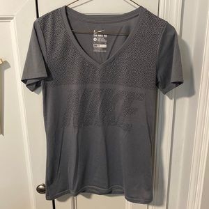 The nike tee woman’s ss S / dri-fit / athletic cut / gray